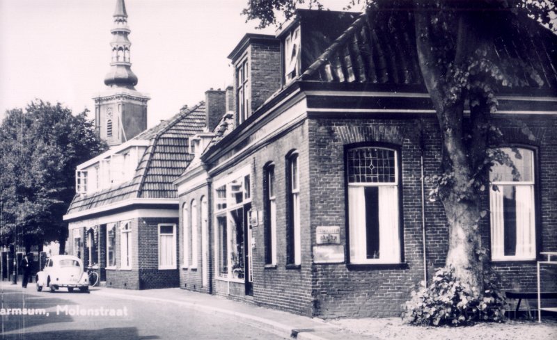 Molenstraat op de voorgrond het pand van Buist.jpg